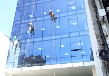 Thi c&ocirc;ng bề mặt t&ograve;a nh&agrave;